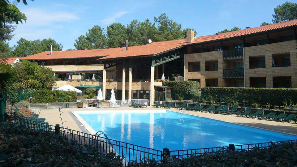 Vitalparc Lacanau - edit_facade_pool.jpg