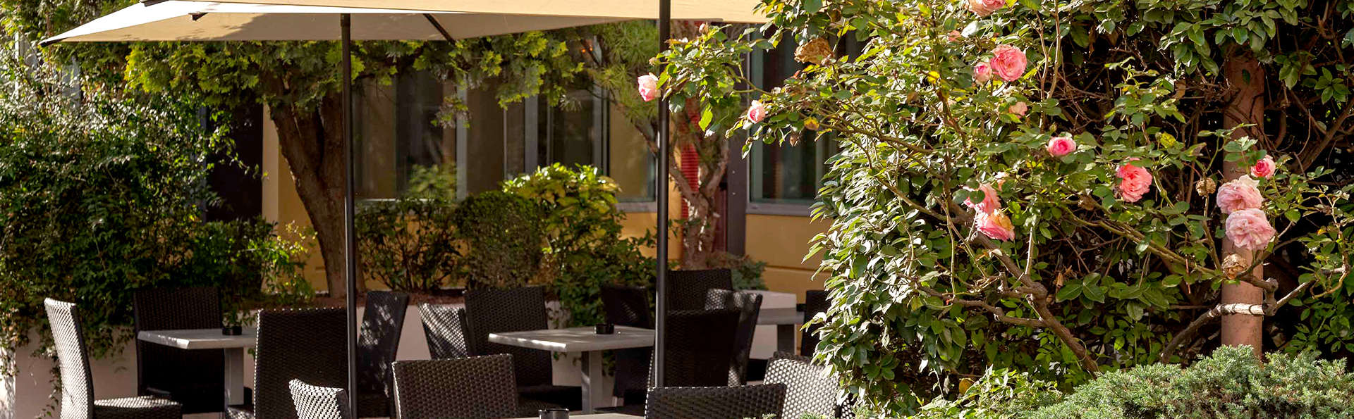 Hôtel Paradis - Edit_Terrace.jpg