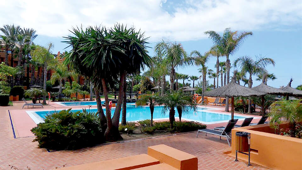 Apartamento en primera linea de playa para adultos y un nino en media pension