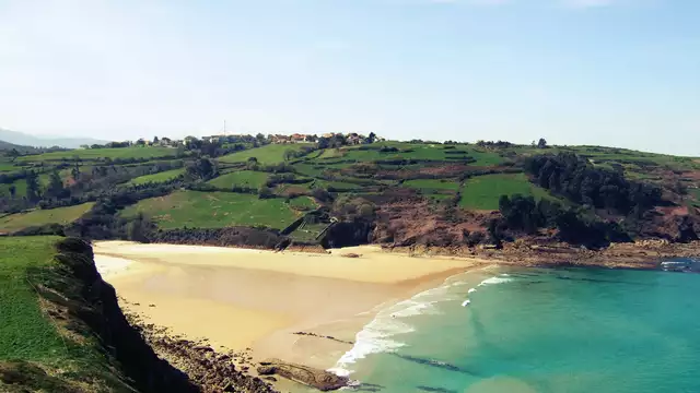 Escapada en plena naturaleza de Cantabria con botella de Sidra