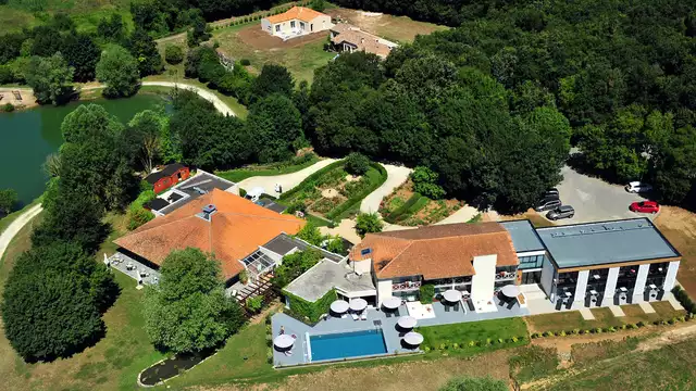 Relajación en habitación superior a orillas del lago de Trizay con acceso a jacuzzi