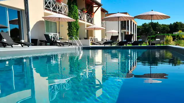 Relajación en habitación superior a orillas del lago de Trizay con acceso a jacuzzi