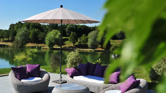 Relajación en habitación superior a orillas del lago de Trizay con acceso a jacuzzi