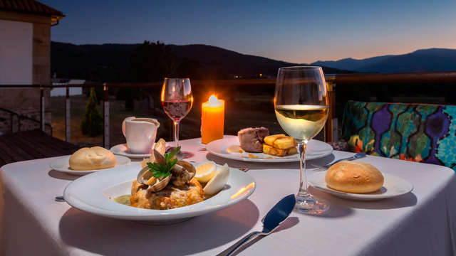 Escapada Romántica en Gredos: cena y spa en Dúplex Junior Suite con chimenea