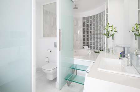 Romantisme en suite avec baignoire d'hydromassage, cava et départ tardif