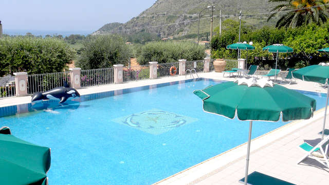 Accès à la piscine extérieure