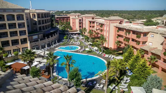 Escapade plaisir maximum : appartements à Huelva avec demi-pension et spa dans un complexe 4*