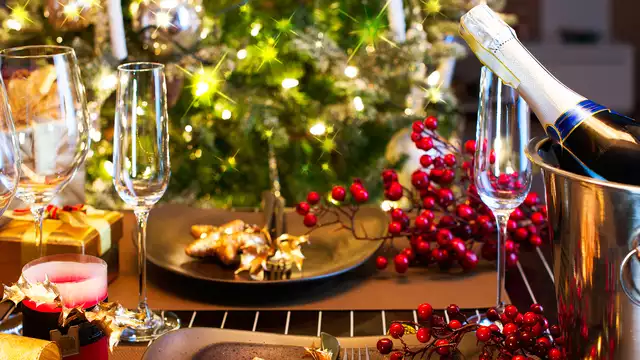 Réveillon du Nouvel An en famille à côté de Gibraltar avec dîner buffet spécial et en Junior Suite