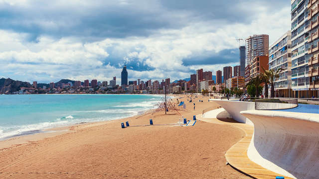 Goditi Benidorm con amici con mezza pensione inclusa