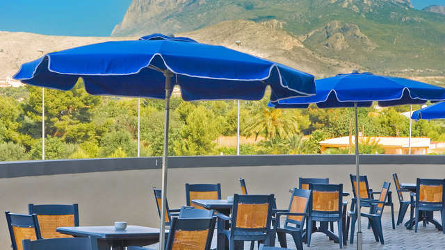 Goditi Benidorm con amici con mezza pensione inclusa