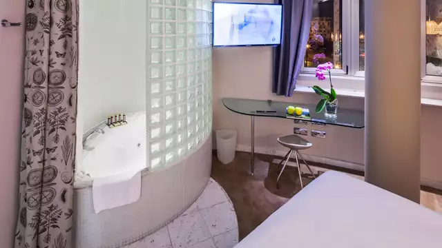 Romanticismo en superior con bañera hidromasaje, botella de cava y bombones en Oviedo