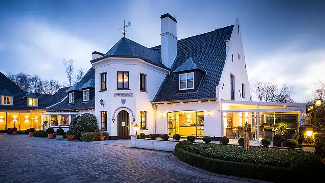 Niché dans un écrin de verdure, ce logement de luxe à Bruges