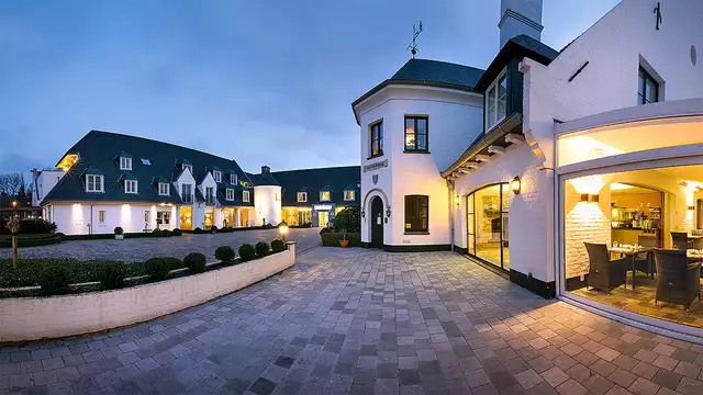 Niché dans un écrin de verdure, ce logement de luxe à Bruges