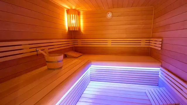 Verblijf in een hotel dichtbij zee en geniet van een sauna of stoombad