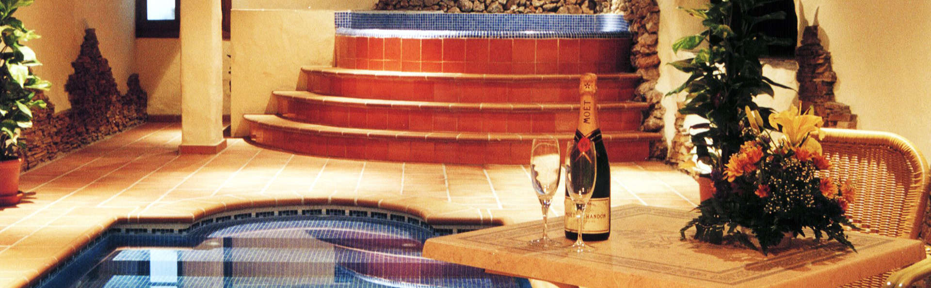 Hotel Rural Almazara - EDIT_jacuzzi2.jpg