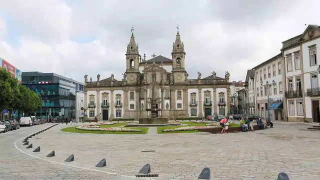 Escapada romántica con cava y fresas en la preciosa ciudad de Braga