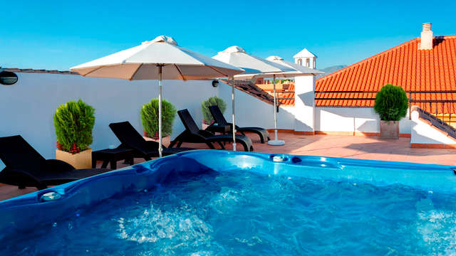 Enamórate a un paso de Granada: escapada con cena y bañera hidromasaje en la habitación