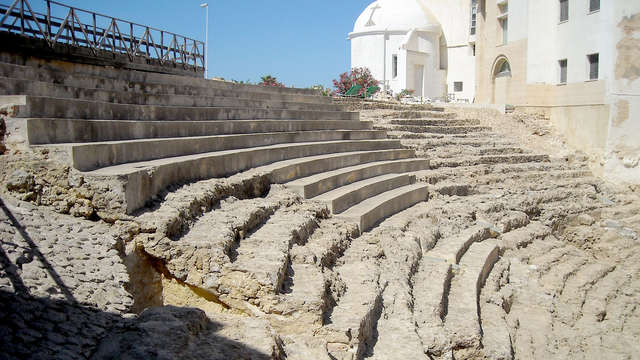 Conoce la ciudad más antigua de Occidente con visita guiada y alojándote en el centro