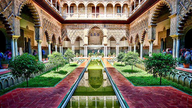 Descubre la historia de Sevilla alojándote en un 4* en el centro de la ciudad