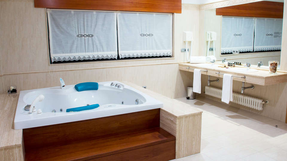 Hotel SPA Vía Argentum - EDIT_bath2.jpg