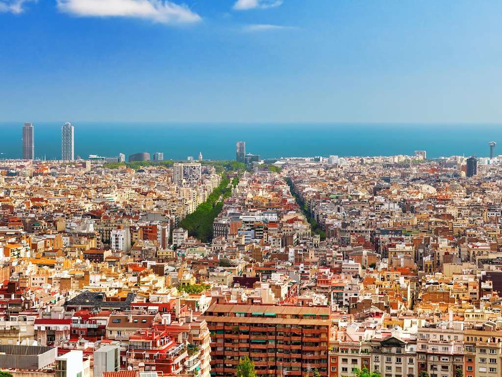Spécial Amoureux à Barcelone: dîner à partager, champagne, chocolat et bien plus - 4* - 5