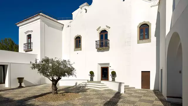 Escapada a Evora con botella de vino fresas con chocolate y degusta los mejores vinos del Alentejo
