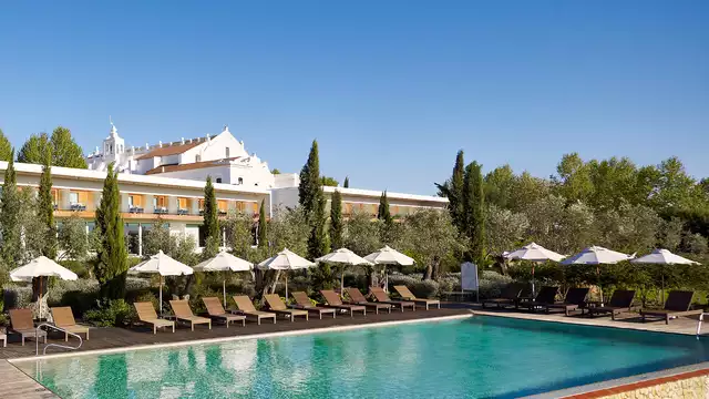 Escapada a Evora con botella de vino fresas con chocolate y degusta los mejores vinos del Alentejo