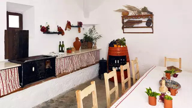 Escapada a Evora con botella de vino fresas con chocolate y degusta los mejores vinos del Alentejo