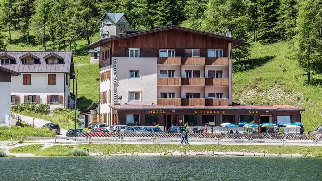 En el corazon de las Dolomitas a orillas del lago Misurina