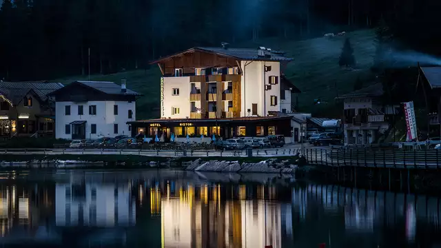 En el corazon de las Dolomitas a orillas del lago Misurina