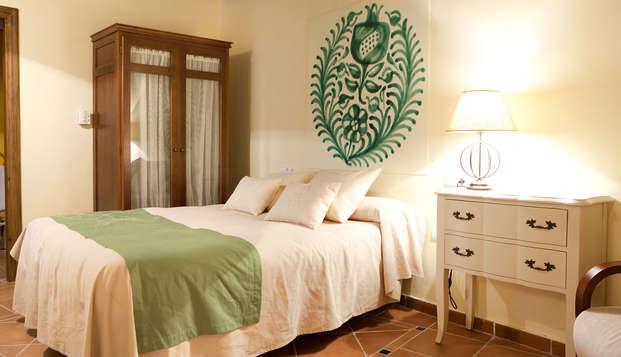 Granada en un palacete mudejar con cava, decoración romántica y desayuno en la habitación