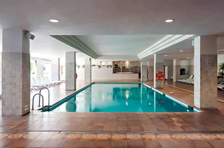 Escapade à Fuengirola dans un appartement avec accès à la piscine climatisée et une séance de sauna