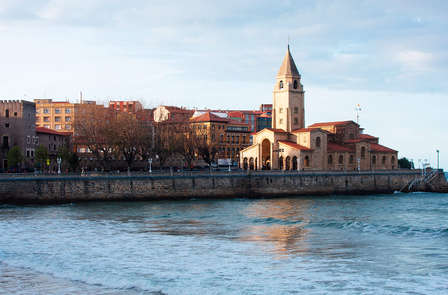 Promo : Découvrez Gijón avec cava et truffes dans la chambre avec parking inclus