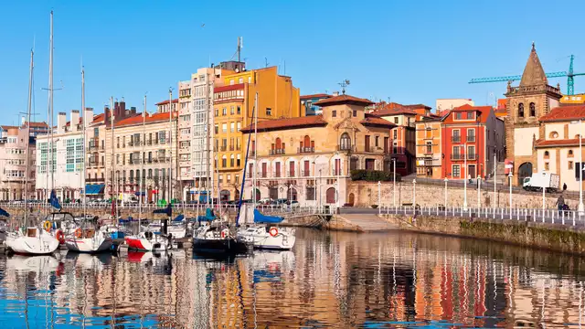 Promo : Découvrez Gijón avec cava et truffes dans la chambre avec parking inclus