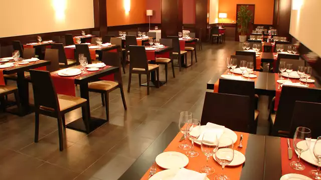 Promo : Découvrez Gijón avec cava et truffes dans la chambre avec parking inclus