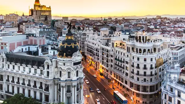 Escapada romántica en habitación con vistas, cava y bombones enfrente del Palacio Real en Madrid