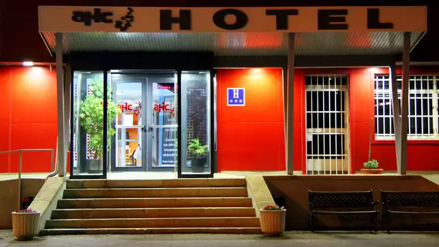 Descubre la elaboracion de la Torta del Casar y visita guiada por Caceres desde noches