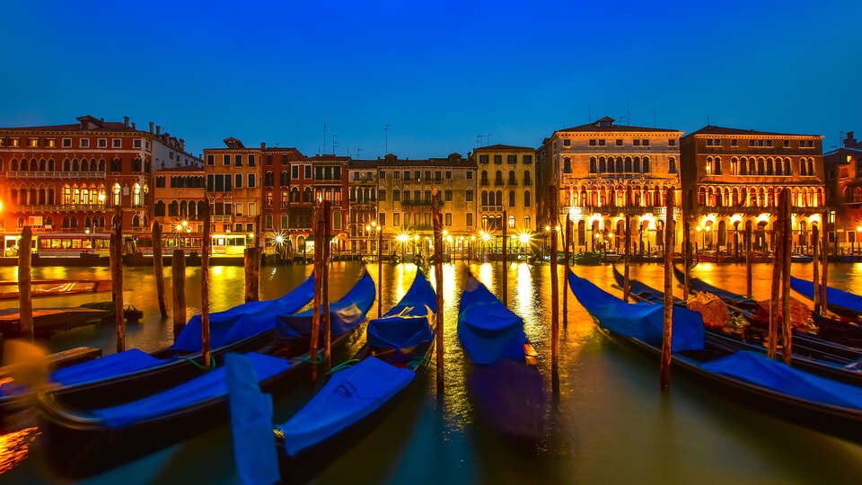Pasea en gondola en Lido di Venezia desde noches