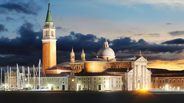 Pasea en gondola en Lido di Venezia desde noches