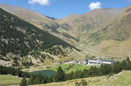 Escapade en pension complète avec train à crémaillère et télécabine à la vallée de Núria