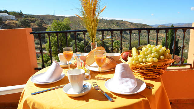 Desconecta en un hotel rural muy cerca de la Viñuela con desayuno y cava incluidos
