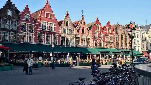 Disfruta de una estancia en el centro de Brujas y explora la maravillosa Venecia del norte.
