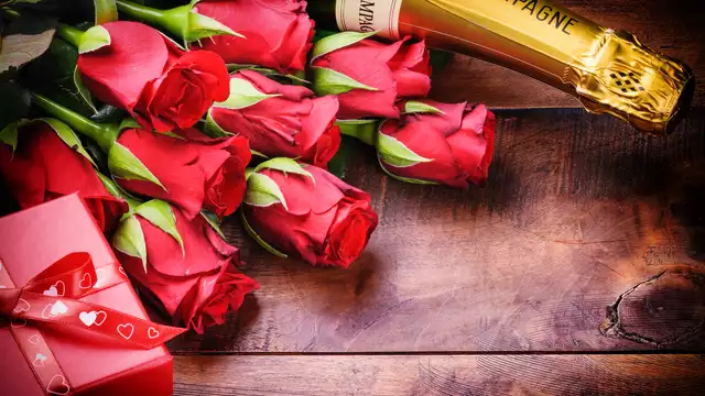 Romanticismo con champán y pétalos de rosa cerca de Quimper