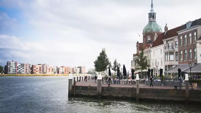Alójate en una habitación de lujo y visita la encantadora ciudad de Dordrecht