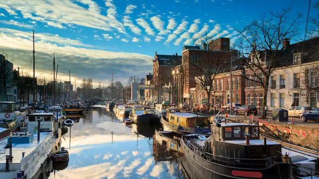 Disfruta de una habitación de lujo y descubre la acogedora ciudad de Groningen