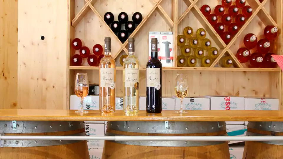 Fascino a Hyeres con una bottiglia di vino