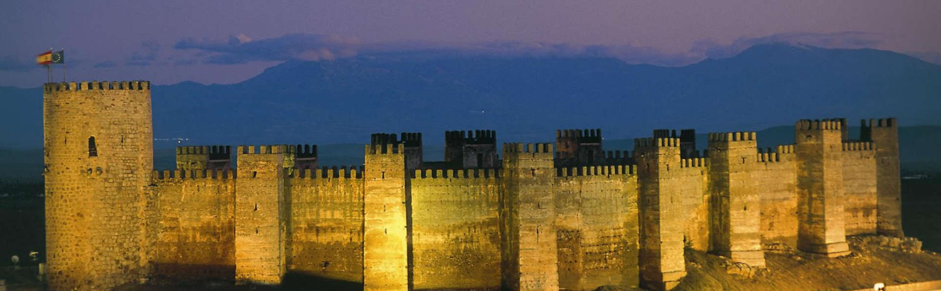 Hotel Palacio Guzmanes - burgalimarcastillo-de-baos-de-la-encina_noche.jpg