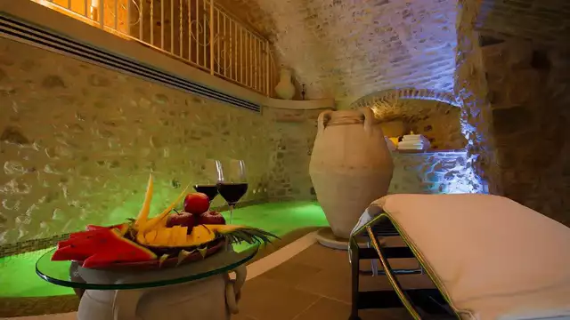 Soggiorno relax sulle colline riminesi in camera deluxe con jacuzzi e cena 3 portate