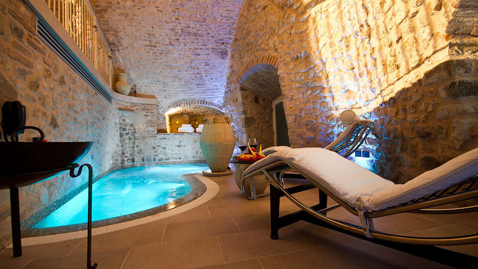 Soggiorno romantico sulle colline riminesi in camera deluxe con jacuzzi in camera
