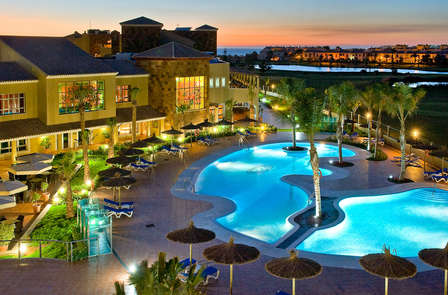 Uitje in een resort op 2 minuten van het strand en dichtbij Cádiz, met halfpension